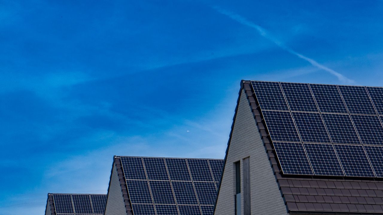 Solarmodule auf einem Dach vor blauem Himmel